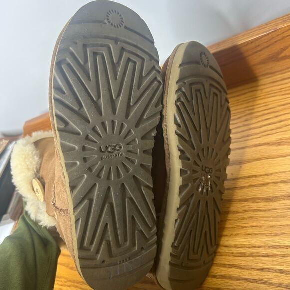 UGG Bailey Button Size 7 Boot Bootie Snow Winter - Picture 11 of 11